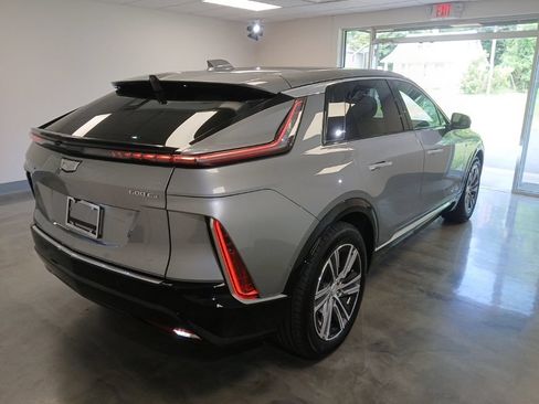 Used 2024 Cadillac Lyriq Luxury AWD/4WD image 2