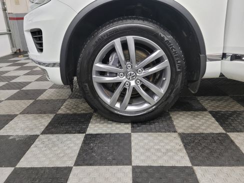 Used 2015 Volkswagen Touareg Sport image 24
