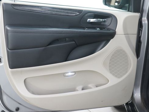 Used 2015 Dodge Grand Caravan American Value Package FWD image 19