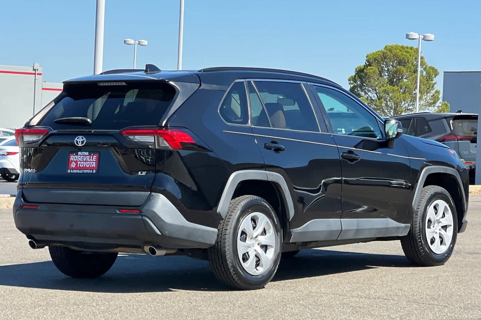 Used 2021 Toyota RAV4 LE FWD image 2