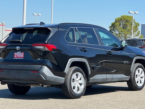 Used 2021 Toyota RAV4 LE FWD image 2