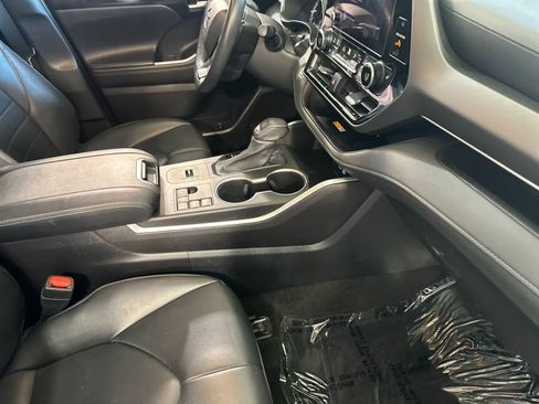 Used 2023 Toyota Highlander XLE FWD image 18