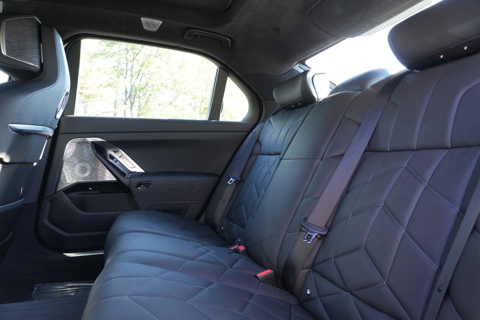 Used 2025 BMW 760i xDrive w/ Executive Package AWD/4WD image 18
