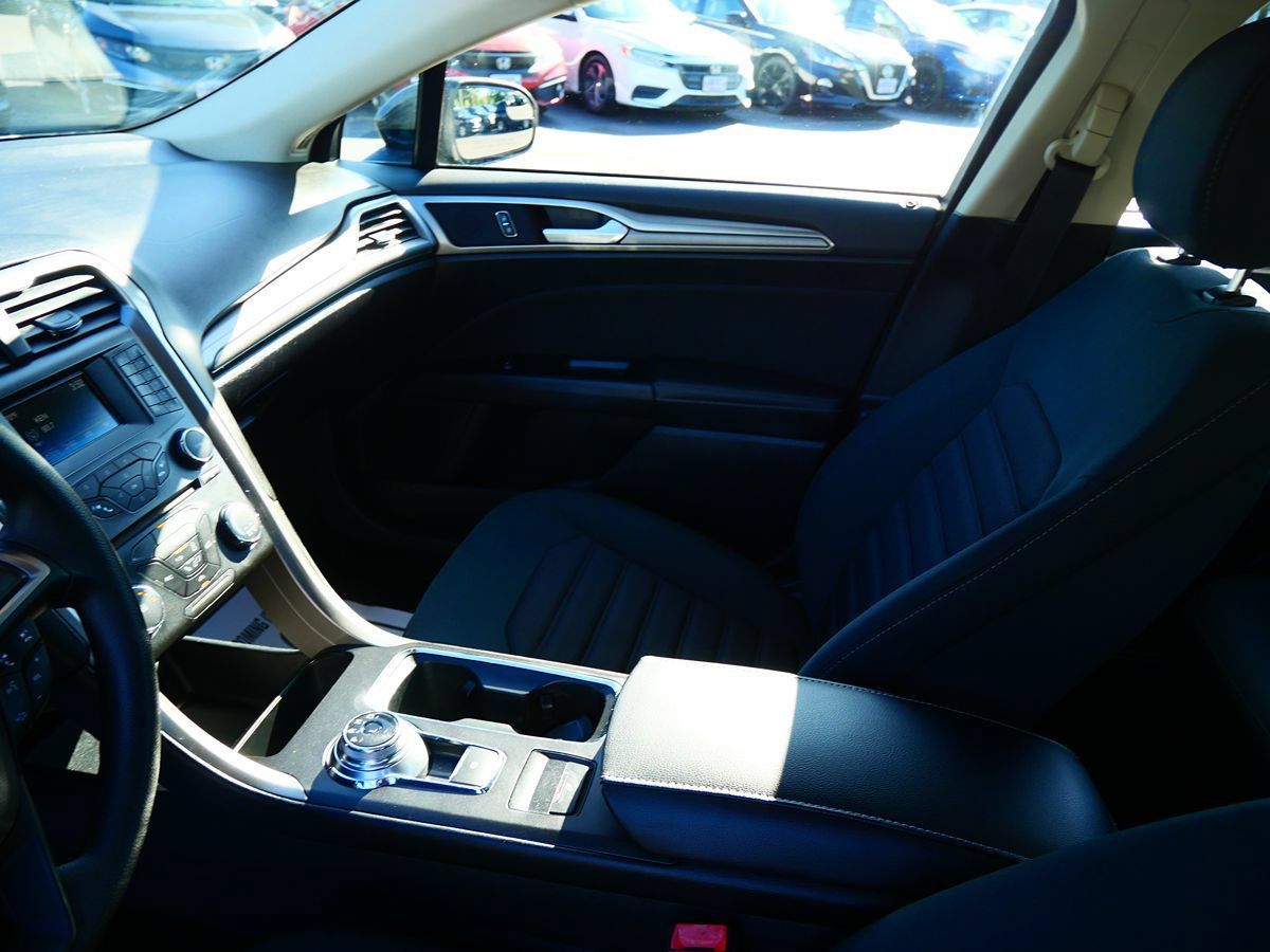 Used 2017 Ford Fusion SE FWD image 13