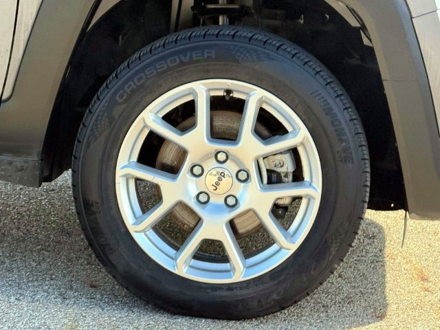 Certified 2023 Jeep Renegade Latitude AWD/4WD image 9