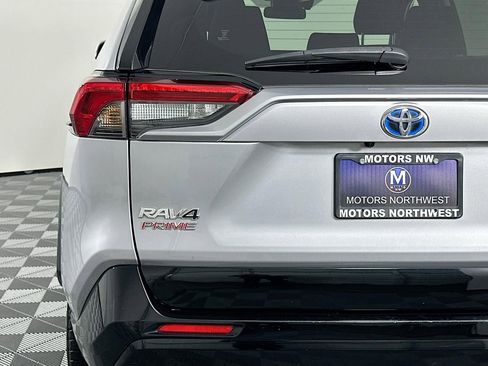 Used 2022 Toyota RAV4 SE w/ Weather & Moonroof Package image 23