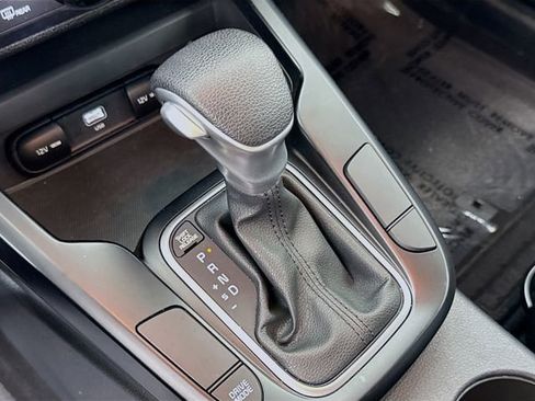 Used 2025 Kia Soul LX w/ LX Technology Package FWD image 16