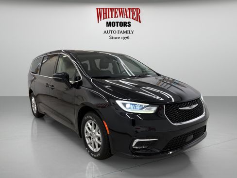Used 2024 Chrysler Pacifica Touring-L FWD image 5