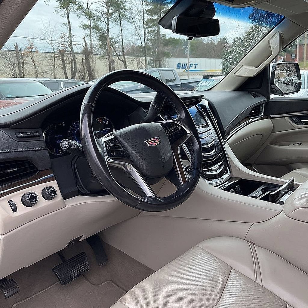 Used 2018 Cadillac Escalade Luxury AWD/4WD image 19