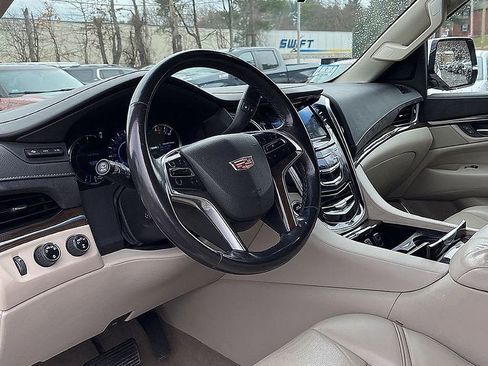 Used 2018 Cadillac Escalade Luxury AWD/4WD image 19