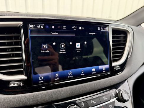 Used 2025 Chrysler Pacifica Select image 31