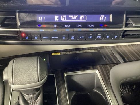 Used 2021 Toyota Sienna Limited image 24