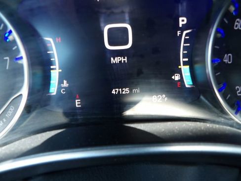 Used 2024 Chrysler Pacifica Touring-L FWD image 18