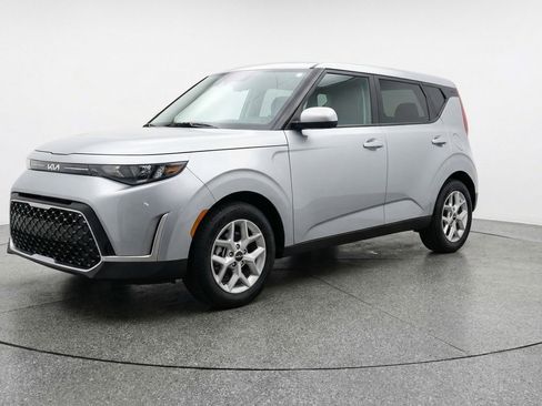 Used 2025 Kia Soul LX w/ LX Technology Package image 3