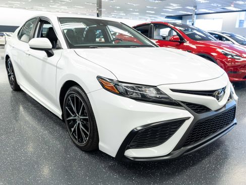 Used 2021 Toyota Camry SE w/ Carpet Mat Package (TMS) FWD image 3