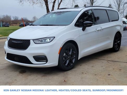 Used 2025 Chrysler Pacifica Limited image 7