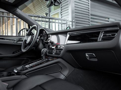 Certified 2026 Porsche Macan image 39