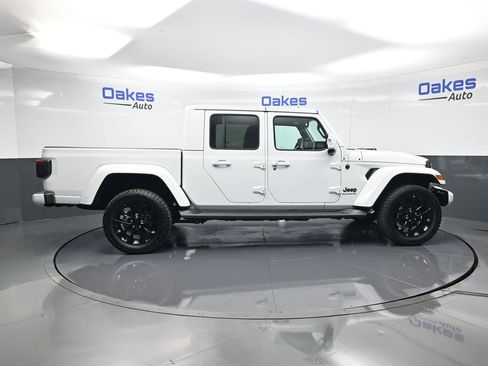 Used 2023 Jeep Gladiator Overland AWD/4WD image 9