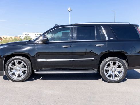 Used 2017 Cadillac Escalade Luxury image 2
