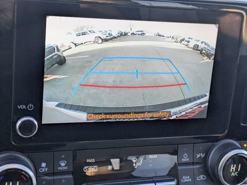 Used 2023 Toyota Highlander XLE image 18