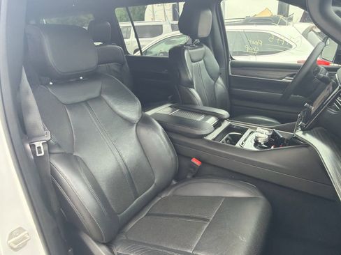 Used 2023 Jeep Wagoneer L Series II AWD/4WD image 7