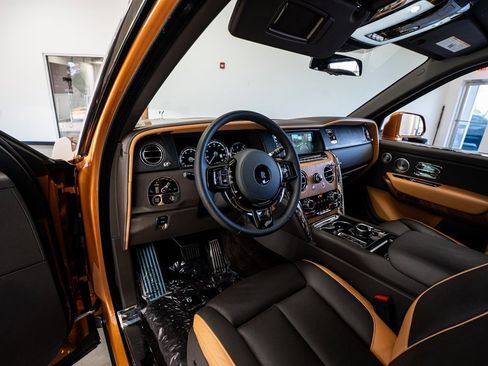 Used 2023 Rolls-Royce Cullinan w/ Cullinan Package image 38