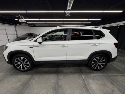 Used 2023 Volkswagen Taos SE w/ Panoramic Sunroof Package