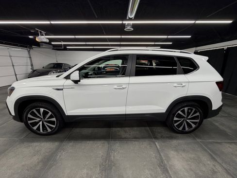 Used 2023 Volkswagen Taos SE w/ Panoramic Sunroof Package image 3