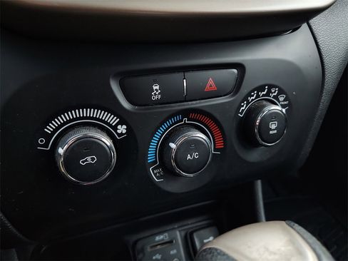 Used 2015 Jeep Cherokee Sport image 27