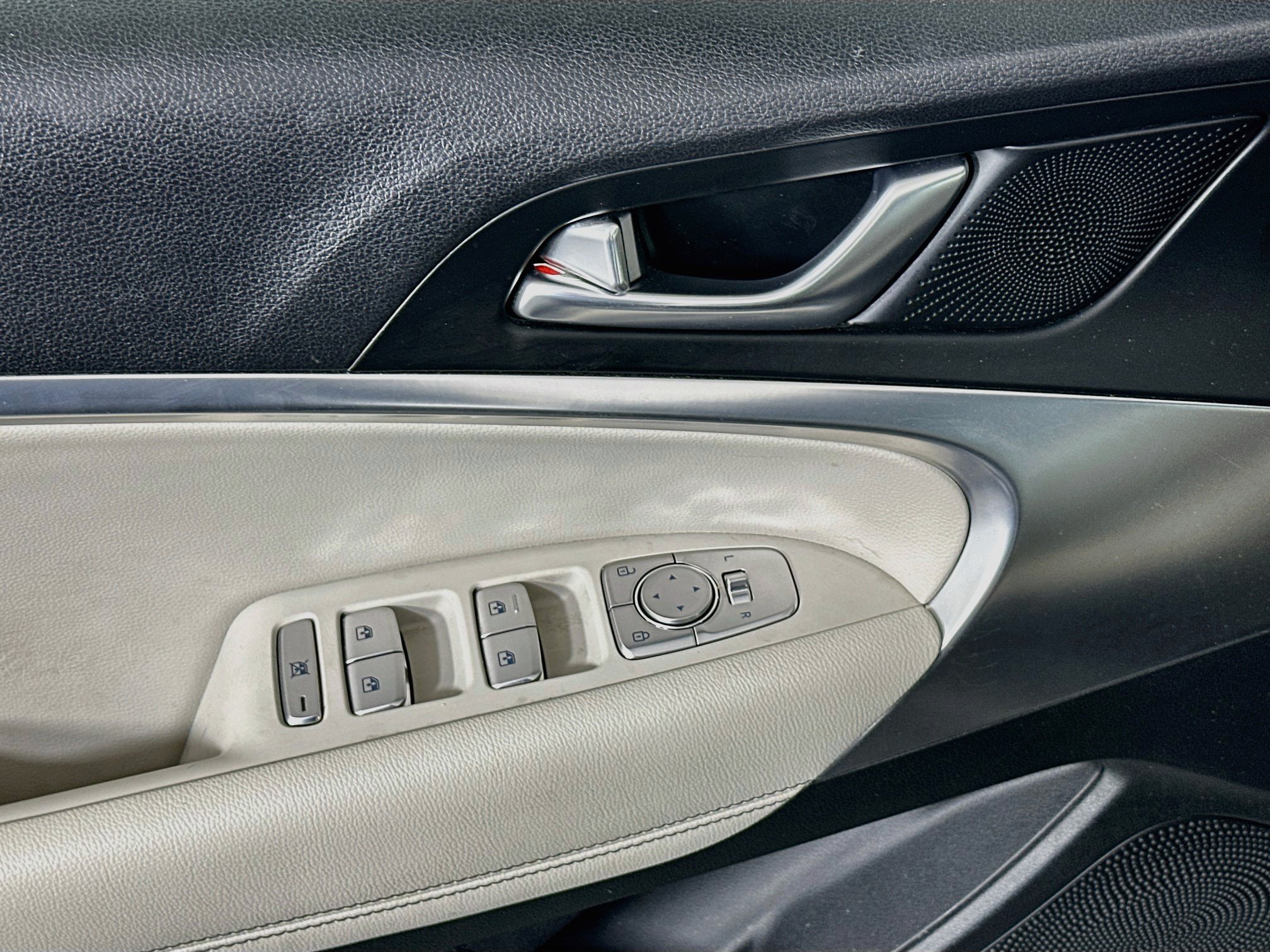 Used 2025 Genesis G70 2.5T RWD image 15