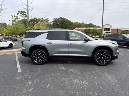 Used 2025 Chevrolet Traverse High Country w/ LPO, Floor Liner Package AWD/4WD image 4