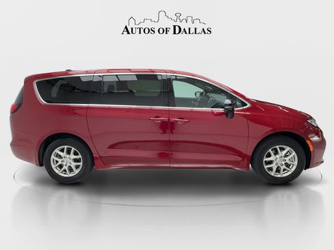 Used 2025 Chrysler Pacifica Select FWD image 6