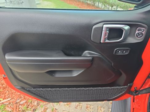 Used 2021 Jeep Gladiator Willys image 17