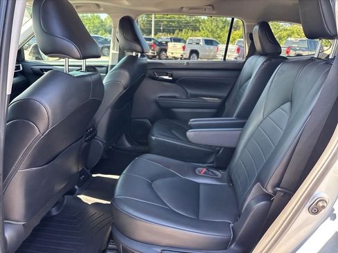 Used 2021 Toyota Highlander XLE AWD/4WD image 13