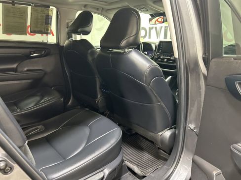 Used 2022 Toyota Highlander XLE image 15