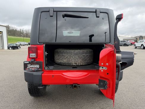 Used 2018 Jeep Wrangler Unlimited Sahara w/ Connectivity Group AWD/4WD image 6