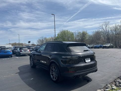 Used 2023 Porsche Cayenne Platinum Edition image 3