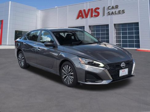 Used 2025 Nissan Altima 2.5 SV FWD image 3