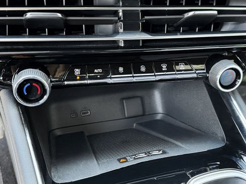 Used 2025 Chevrolet Traverse High Country image 23