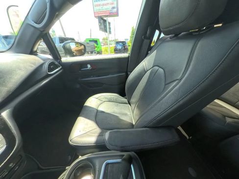 Used 2020 Chrysler Pacifica Touring-L FWD image 27