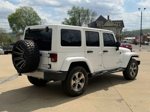 Used 2018 Jeep Wrangler Unlimited Sahara w/ Connectivity Group AWD/4WD image 2