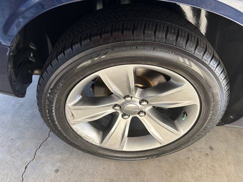 Used 2015 Dodge Challenger SXT image 39