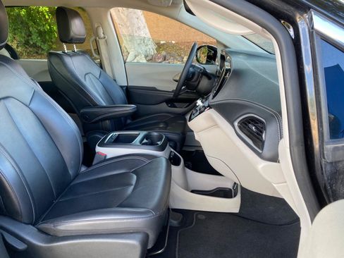 Used 2024 Chrysler Pacifica Limited FWD image 51