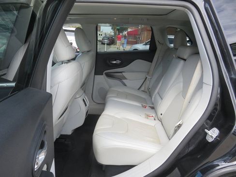 Used 2019 Jeep Cherokee Limited AWD/4WD image 21
