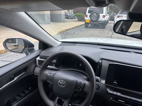 Used 2025 Toyota Camry LE FWD image 33