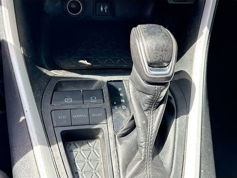 Used 2019 Toyota RAV4 XLE Premium image 16