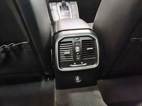 Used 2018 Porsche Macan w/ Premium Package image 22