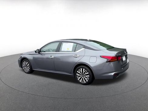 Used 2025 Nissan Altima 2.5 SV FWD image 10