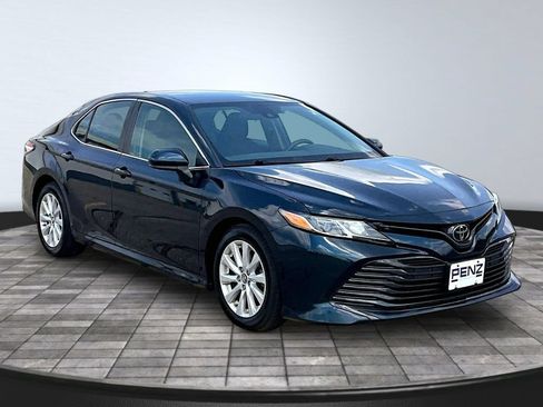 Used 2019 Toyota Camry LE FWD image 3
