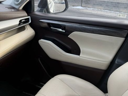 Certified 2021 Toyota Highlander Platinum image 32